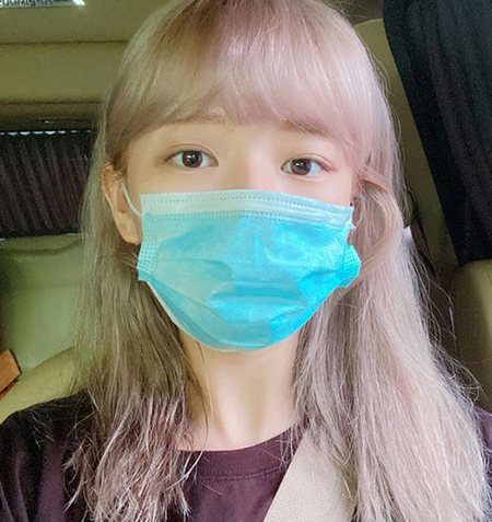 体調不良が伝えられたジョンヨン（TWICE）、マスク姿で近況報告 | K