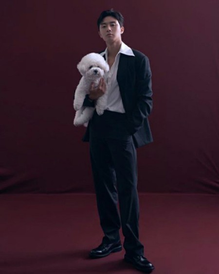俳優パク・ソジュン、愛犬シンバとの家族写真を公開…“愛情＆クールさ＆世界観”すべてが満点