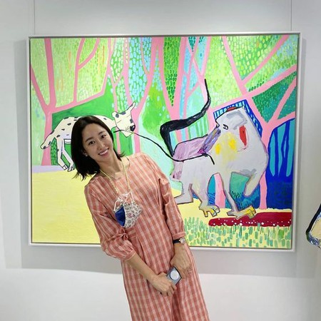 女優チョン・ヘビン、展覧会デートを公開「夫から絵画の誕生日プレゼント」