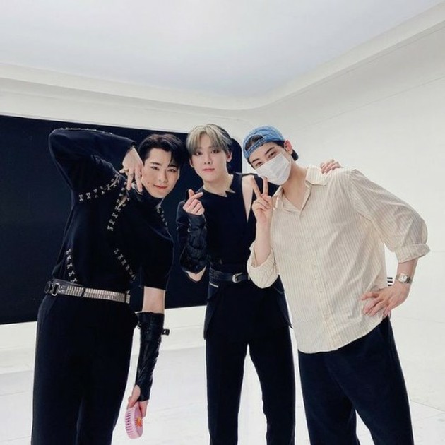 ASTRO」チャウヌ、ムンビン＆サナを応援“チャイリン” | K-POP