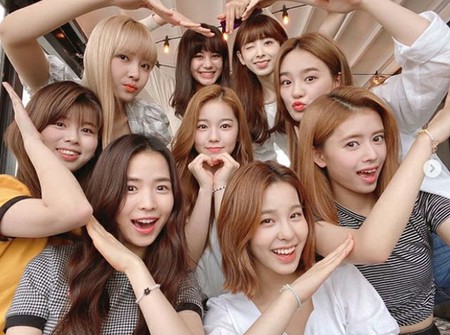 NiziU」、大きなハートマークで「感謝の気持ちを忘れずにもっと努力し