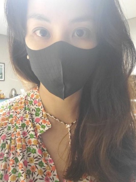 女優コ・ソヨン、2週間ぶりに近況公開…マスク姿でも輝く美貌
