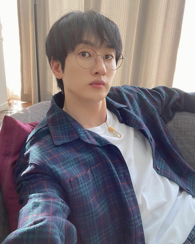 SUPER JUNIOR」ウニョク、メガネもよく似合う…ナチュラルなイケメン