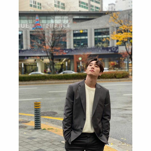 イ・ジュニョン（U-KISS JUN）、近況公開…秋の男の哀愁のまなざし | K