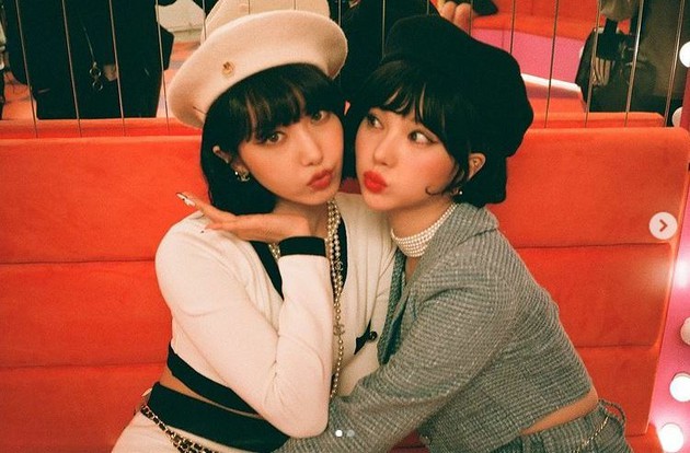 GFRIEND」シンビ＆ウナ、レトロファッションで美貌発揮…まるで双子な二