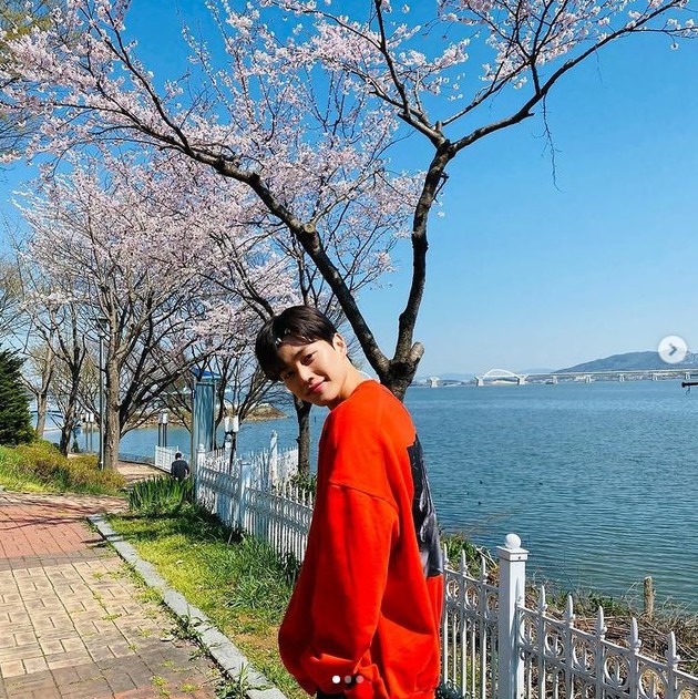 新鋭ソン・ガン、漢江(ハンガン)周辺を散歩…桜よりも華やかなビジュアル KPOP、韓国エンタメニュース、取材レポートならコレポ!