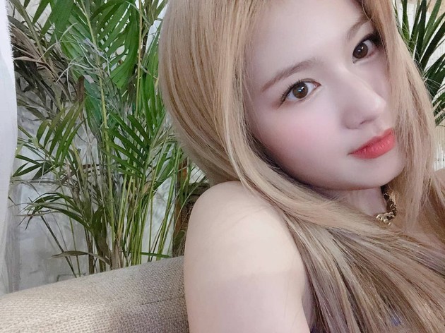 TWICE」サナ、新曲公開D-1…より磨きのかかった美貌のセルフィー