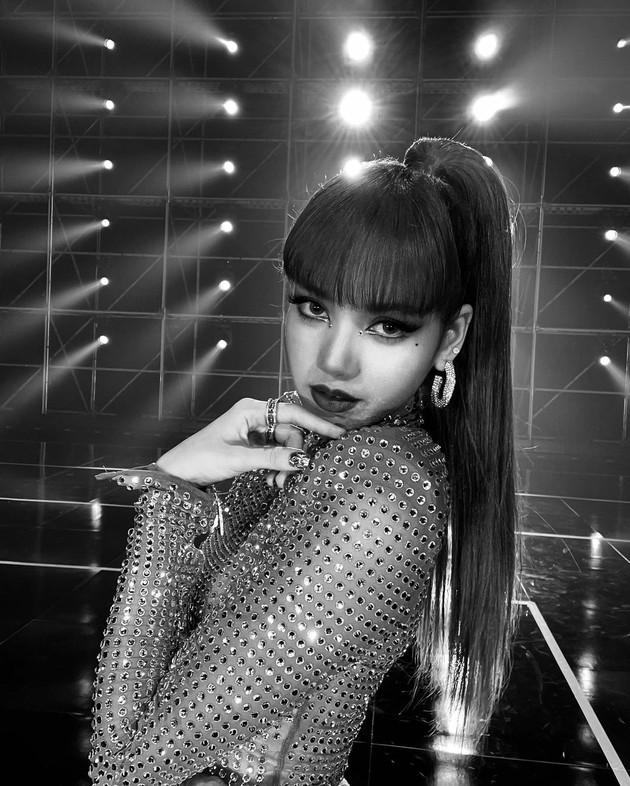 BLACKPINK」リサ、モノクロからもあふれる致命的なカリスマ | K-POP