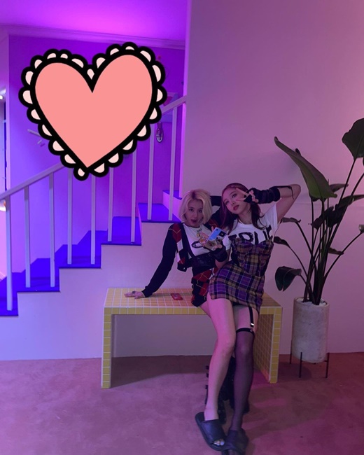 ナヨン Twice が片足ストッキングの奇抜なファッションを披露 K Pop 韓国エンタメニュース 取材レポートならコレポ