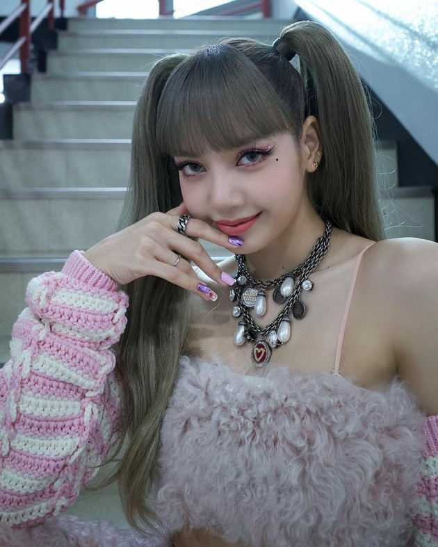 BLACKPINK」リサ、妖精のような美貌で細いウエスト誇る…“BLINKのおかげ