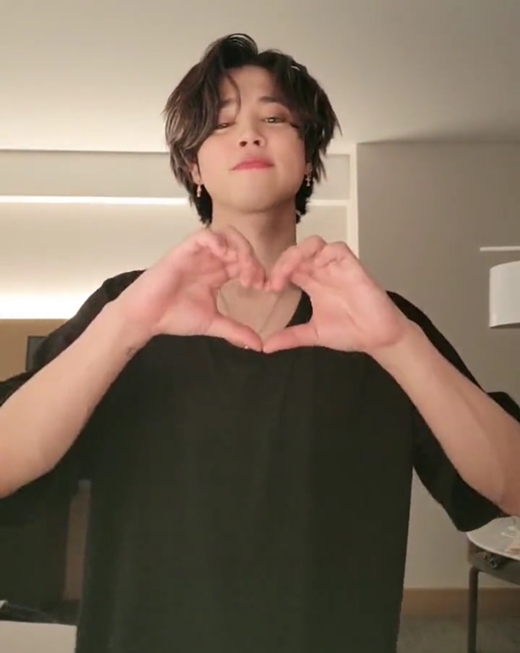 BTSファンミーティングのハート ジミン 手でハート”JIMIN（BTS）、2年ぶりに会えたARMYに感謝 「意味深い日