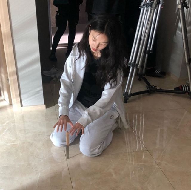 女優ハン・ヒョジュ…ひざまついてハンドパワー!? …ドラマ「ハピネス」の撮影現場で驚きの特技披露 KPOP、韓国エンタメニュース、取材