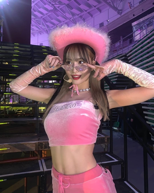 TWICE」モモ、タンクトップで見せたスリムなウエストに11字腹筋