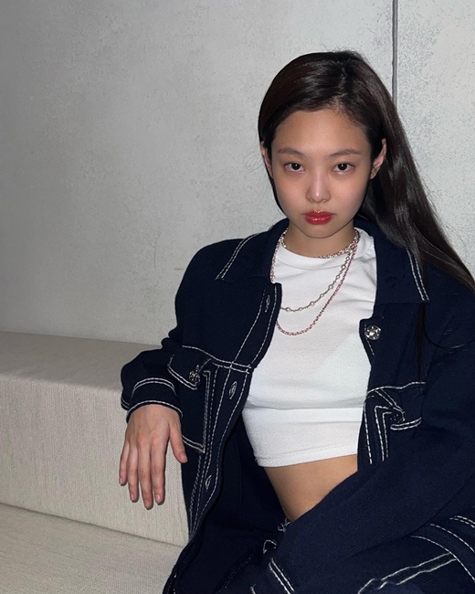 BLACKPINK」JENNIE、ぜい肉ゼロのスタイル…チラ見えクロップド