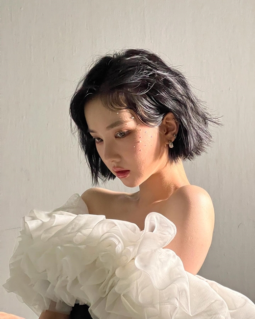 VIVIZ」ウナ、直角の肩のライン…清純な顔立ちとのギャップが魅力 | K