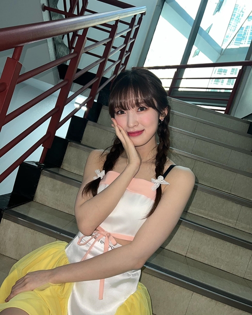 OH MY GIRL」アリン、キュートさ全開の写真を公開…楽曲「Real Love」で