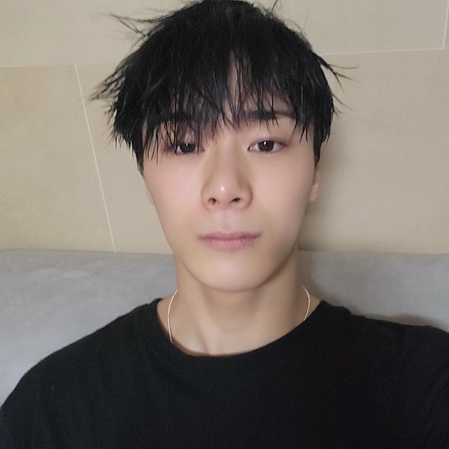 ASTRO」ムンビン、壊れたメガネに“今までご苦労さま” | K-POP、韓国