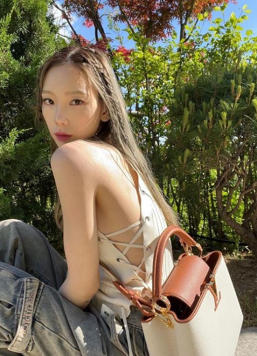 少女時代」テヨン、サイドにスリットの入ったトップスでセクシー美全開