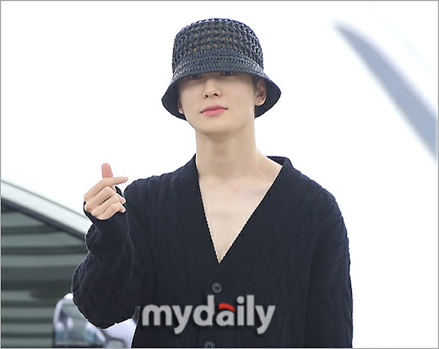 フォト】「NCT 127」ジェヒョン、素敵な指ハート…なにげにバッグが