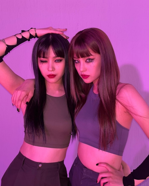 ITZY」イェジ＆リュジン、スモーキーメイクで双子のよう…迫力