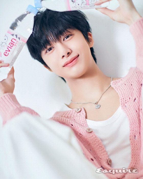 MONSTA X」ヒョンウォン、エビアンスヌーピーコレクションと一緒に写真