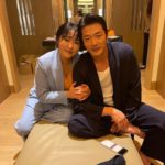 <span class="title">俳優クォン・サンウ、女優キム・ヒョンスクと腕を組んで仲良しショット…笑っているけど笑ってない？</span>