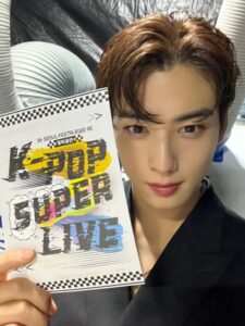 ASTROチャウヌ、雨に濡れた姿も輝いてる…「K-POP SUPER LIVE」終了後にファンを気遣うメッセージ | K-POP、韓国エンタ