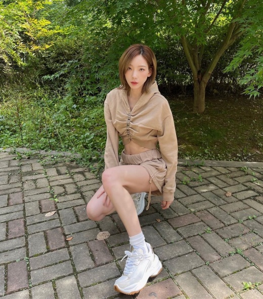 テヨン（少女時代）、ブランドスニーカーを履き美脚も披露 | K-POP