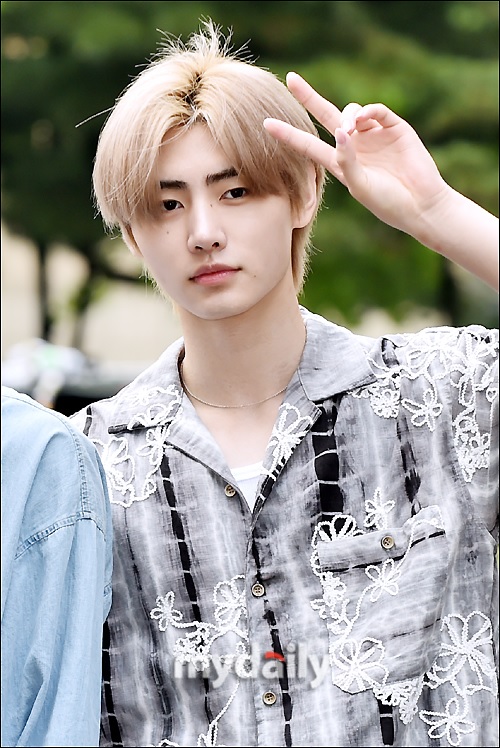 公式】ソンフン（ENHYPEN）、「ミュージックバンク」MC卒業…チャン