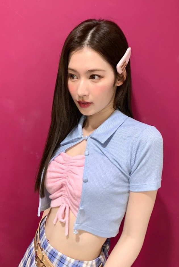 TWICE」サナ、へそ出しルックで完璧なSライン | K-POP、韓国エンタメ