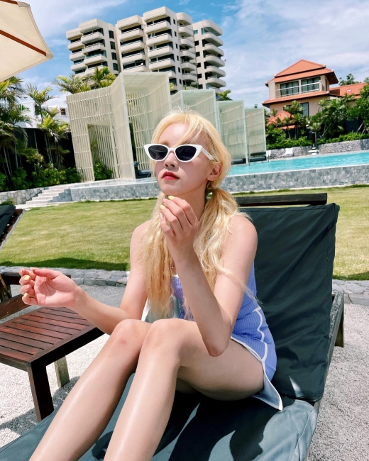 G)I-DLE」ウギ、自信あふれる水着姿…47キロのスリム体型披露 | K-POP