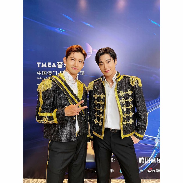 「東方神起」、「2023 TMEA Music Festival」出演認証ショットを公開…カッコいい衣装でピース KPOP、韓国エンタ