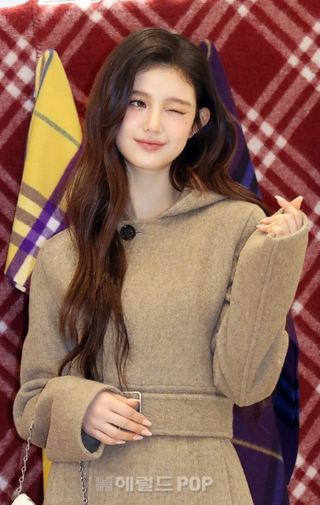 フォト】「NewJeans」ダニエル、ハイブランドのホリデーポップアップ