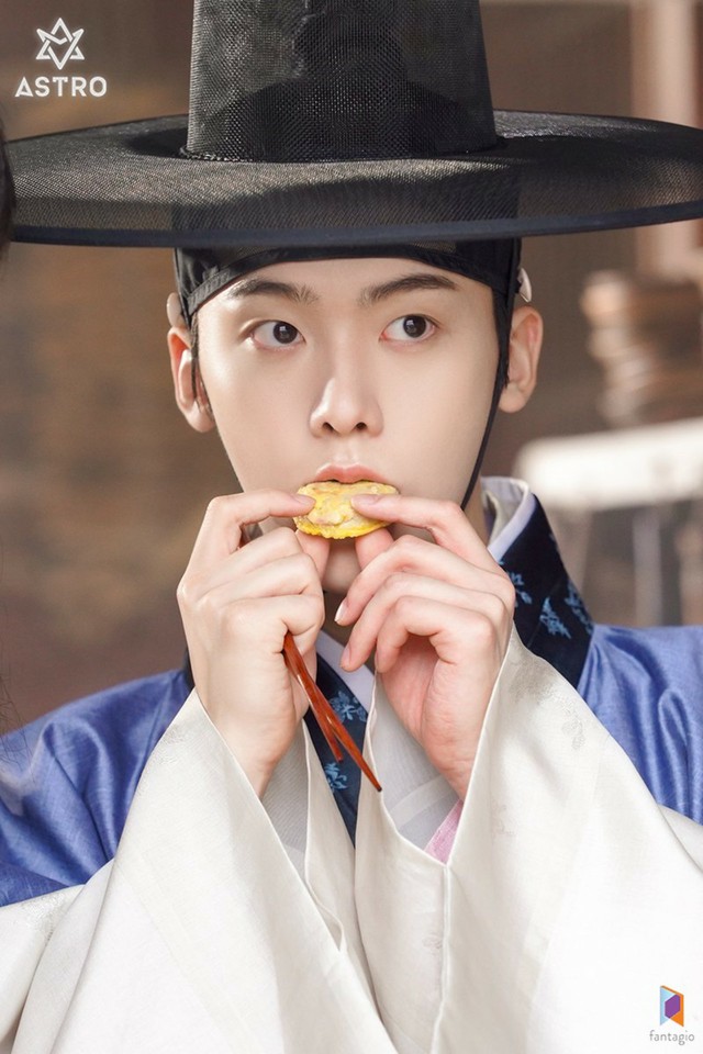 ASTRO」ユンサナ、出演映画「需雲雑方」ビハインドカット公開…韓服姿の