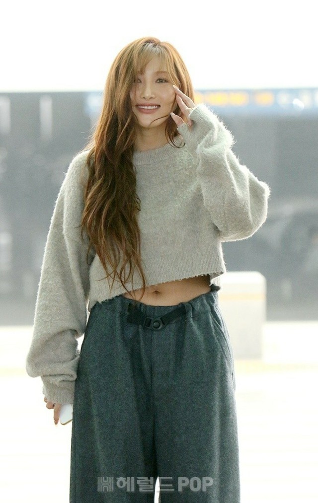 フォト】「MAMAMOO」ファサ、クロップニットでヒップな空港