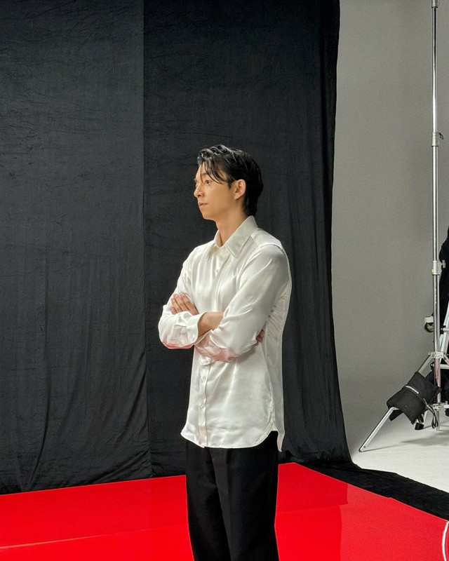 俳優コン・ユ、撮影現場を公開…シックなビジュアルに“きょうもカッコいい”