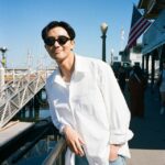 俳優パク・ソジュン、白いシャツにデニムパンツでさわやかな魅力