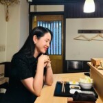“ひょっとしたら日本での一コマ？”女優ソン・イェジン、おいしい食事の前でそっとほほ笑む女神…どうしてこんなに愛らしいのか？