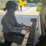 女優イ・ヨンエが「ストリートピアノ」？…路上で輝く優雅な日常