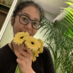 “すっぴん風メガネルック”女優コ・ヒョンジョン、花が花を抱きしめている？…少女美際立つ近況ビジュアル