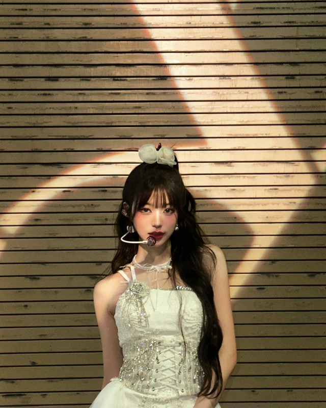 IVE」チャン・ウォニョン、ホワイトの衣装で致命的な魅力 | K-POP