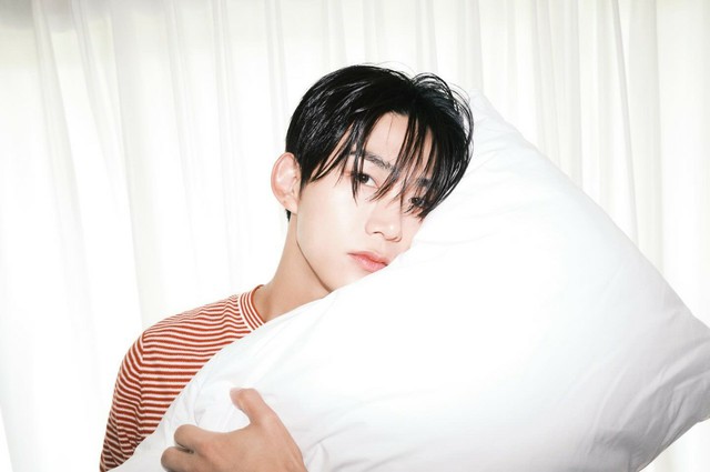 2PM」テギョン、グラビア撮影時のビハインドカットを公開…セクシーな