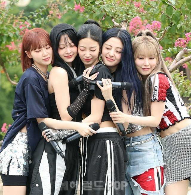 フォト】「LE SSERAFIM」、「ミュージックバンク」の事前収録の前に