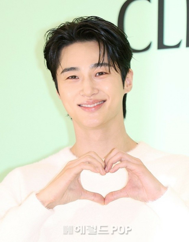 フォト】俳優ビョン・ウソク、“クリニーク”のポップアップストア