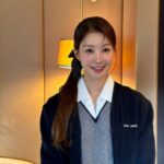 “最近竹島での写真で騒動”女優イ・シヨン、顔が変わった？ネットでの反応を意識したような投稿…パリでの近況公開