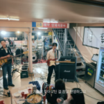 「CNBLUE」、ファンと楽しいひととき…トッポキのお店でLIVE（動画あり）