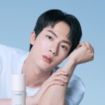 「BTS」JIN、眼差しだけでときめく…Tシャツだけ着てもファッショナブル