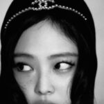 「BLACKPINK」JENNIE、モノクロでも美貌そのまま…優雅な新しいプロフィール写真を自慢