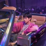 「BTS」JIN、オールドカーに乗って輝く“ワールドワイドハンサム”ビジュアル…世界中のファン熱狂