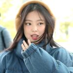 【フォト】「BLACKPINK」ジェニー、ダウンジャケットに耳あてで寒さ対策ばっちり